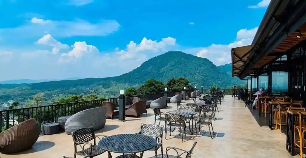 Cuma Ada di Bogor, 7 Kafe Outdoor dengan View Pegunungan yang Bikin Betah Nongkrong Lama